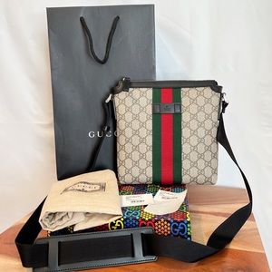 NWT GUCCI  GG SUPREME 9692 Small Messenger Bag
